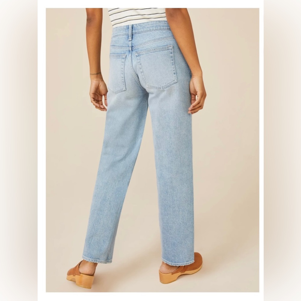Free Assembly The 90’s Relaxed light wash jeans - Picture 3 of 9